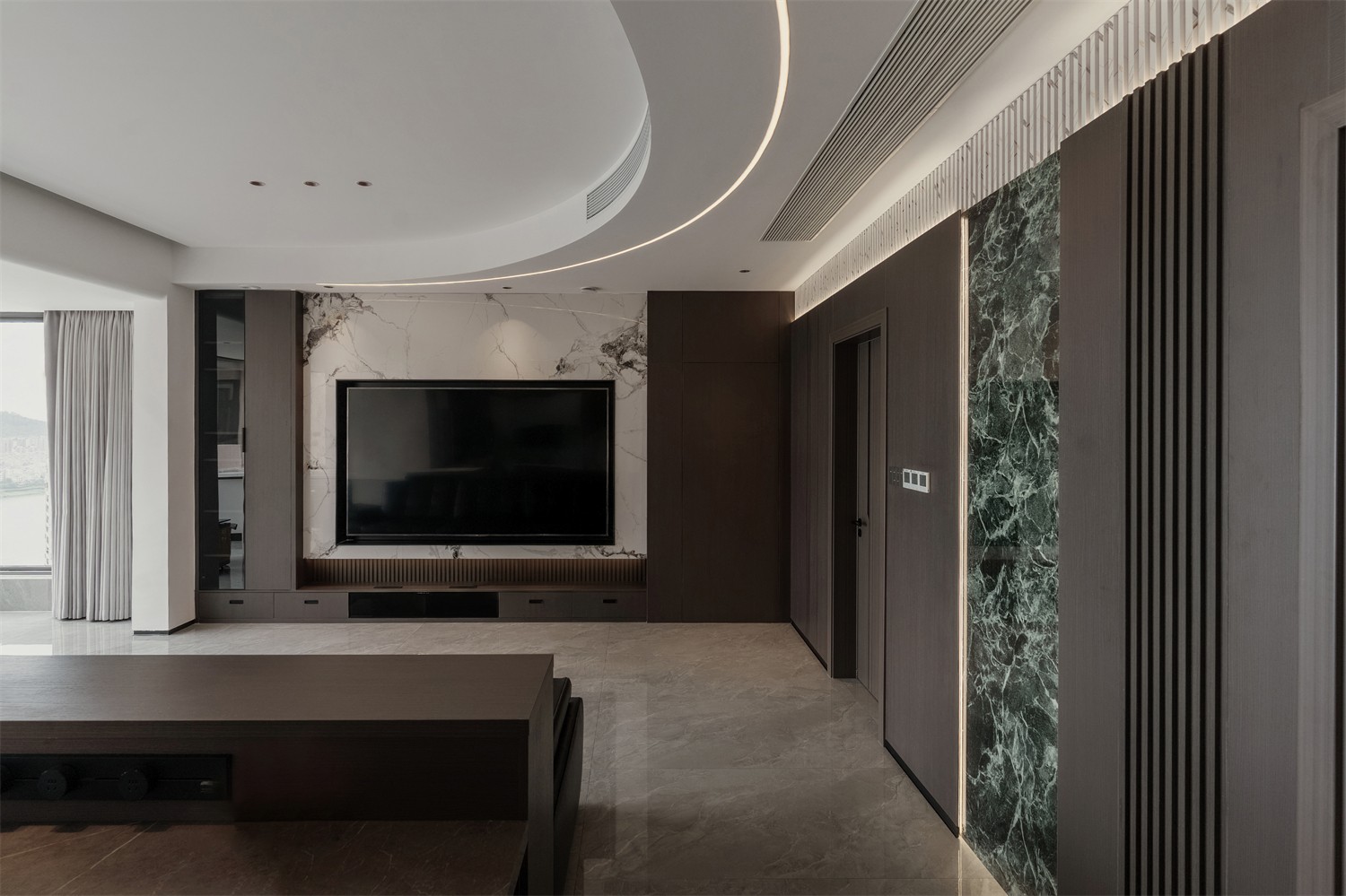 華發(fā)國賓壹號140平現(xiàn)代輕奢客廳裝修完工實景圖