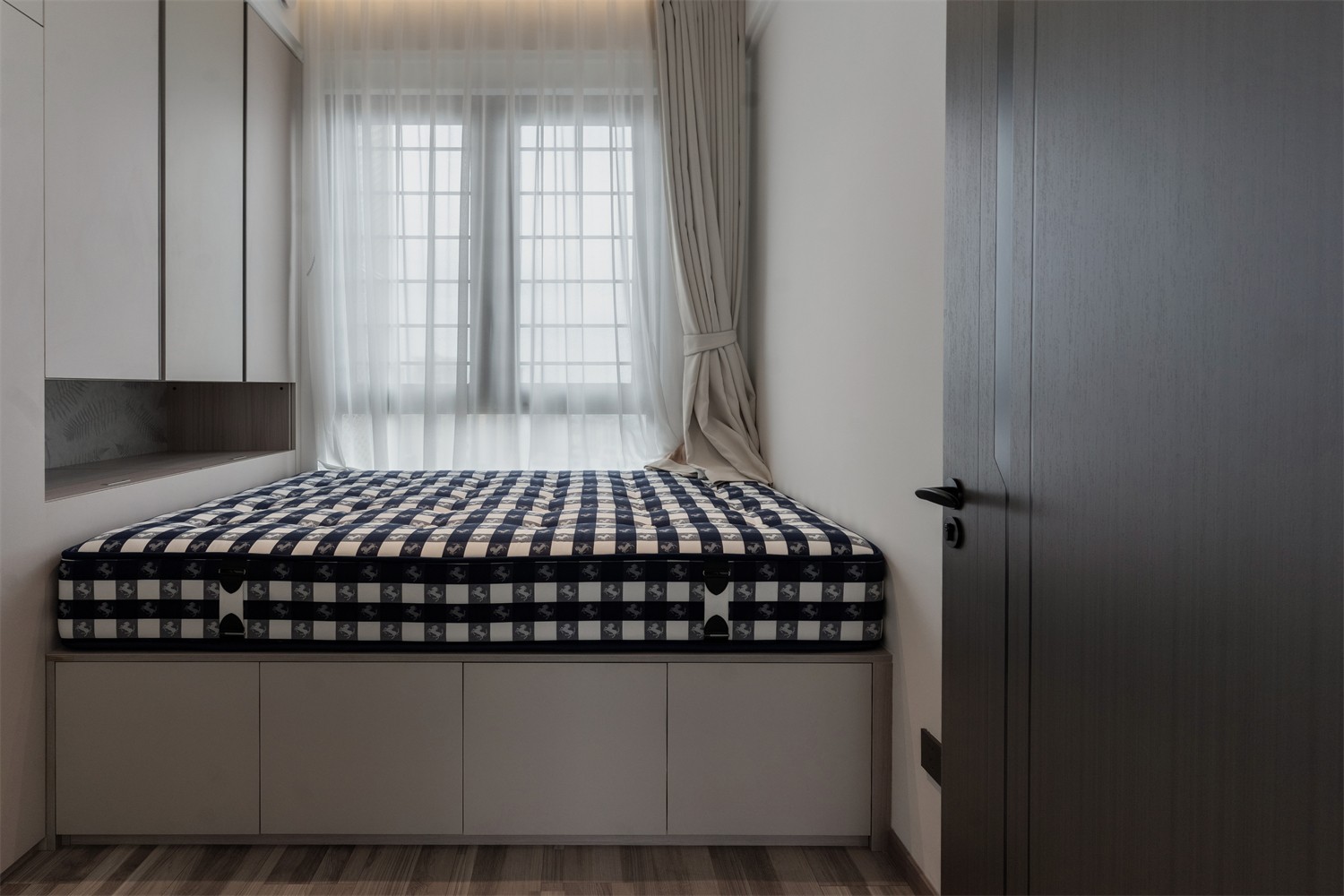 華發(fā)國賓壹號140平現(xiàn)代輕奢臥室裝修完工實景圖