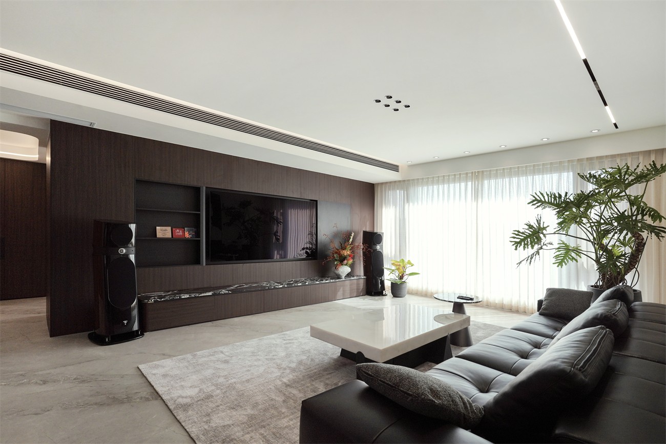 中海湖上景明意式輕奢137平客廳裝修實(shí)景圖