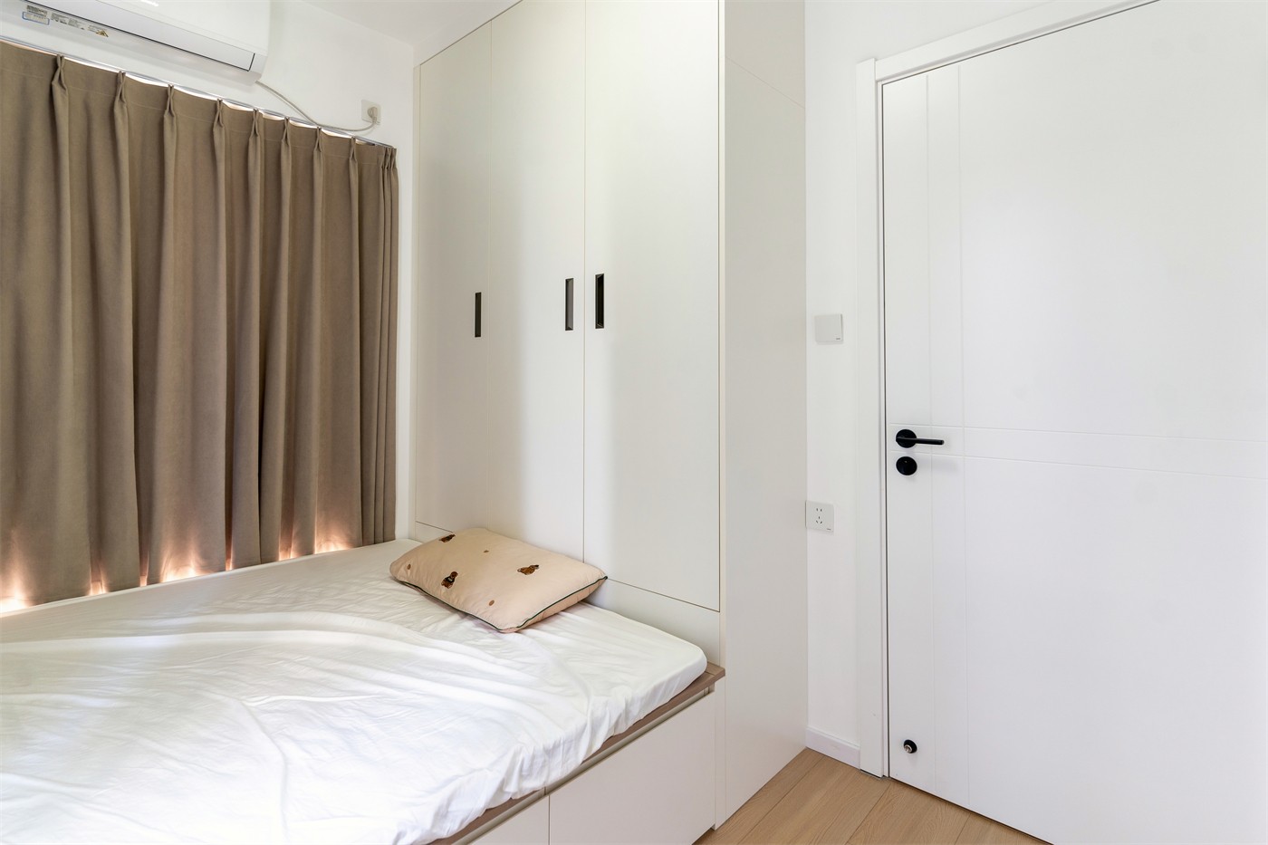 保利領(lǐng)秀廣場75平奶油風(fēng)臥室裝修實(shí)景圖