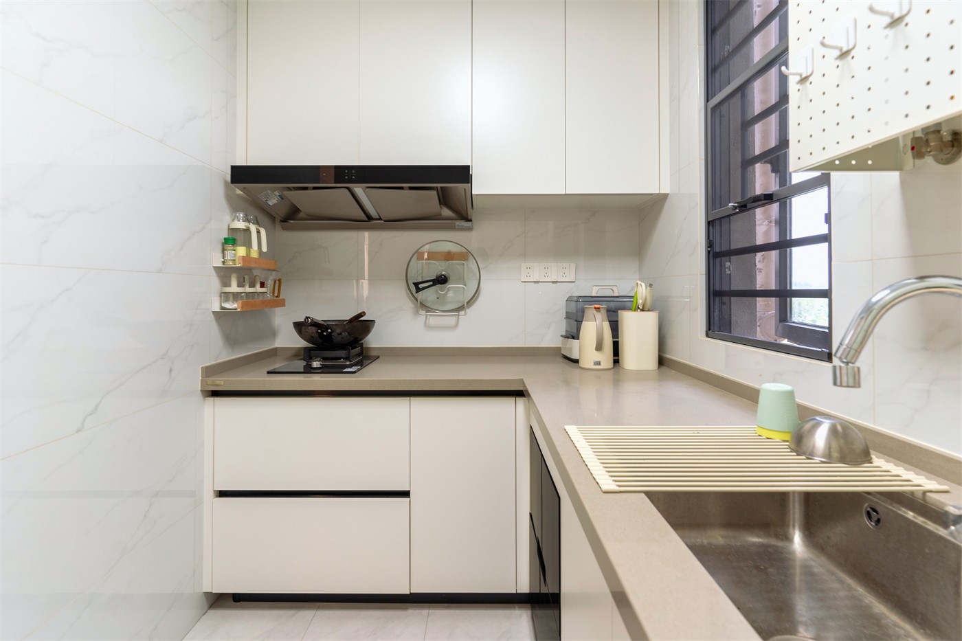 保利領(lǐng)秀廣場75平奶油風(fēng)廚房裝修實(shí)景圖