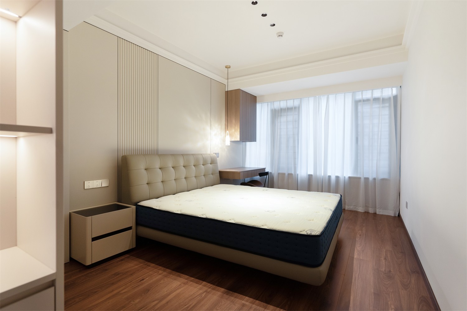 龍光玖瓏湖271平現(xiàn)代風(fēng)格臥室裝修實景圖