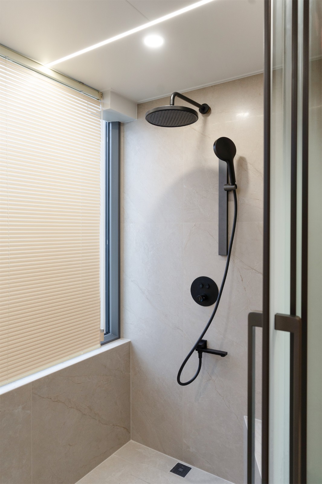 龍光玖瓏湖271平現(xiàn)代風(fēng)格衛(wèi)生間裝修實景圖