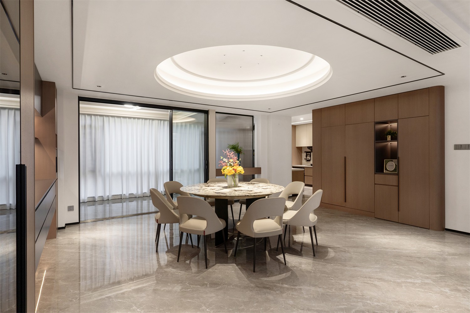 龍光玖瓏湖271平現(xiàn)代風(fēng)格餐廳裝修實景圖