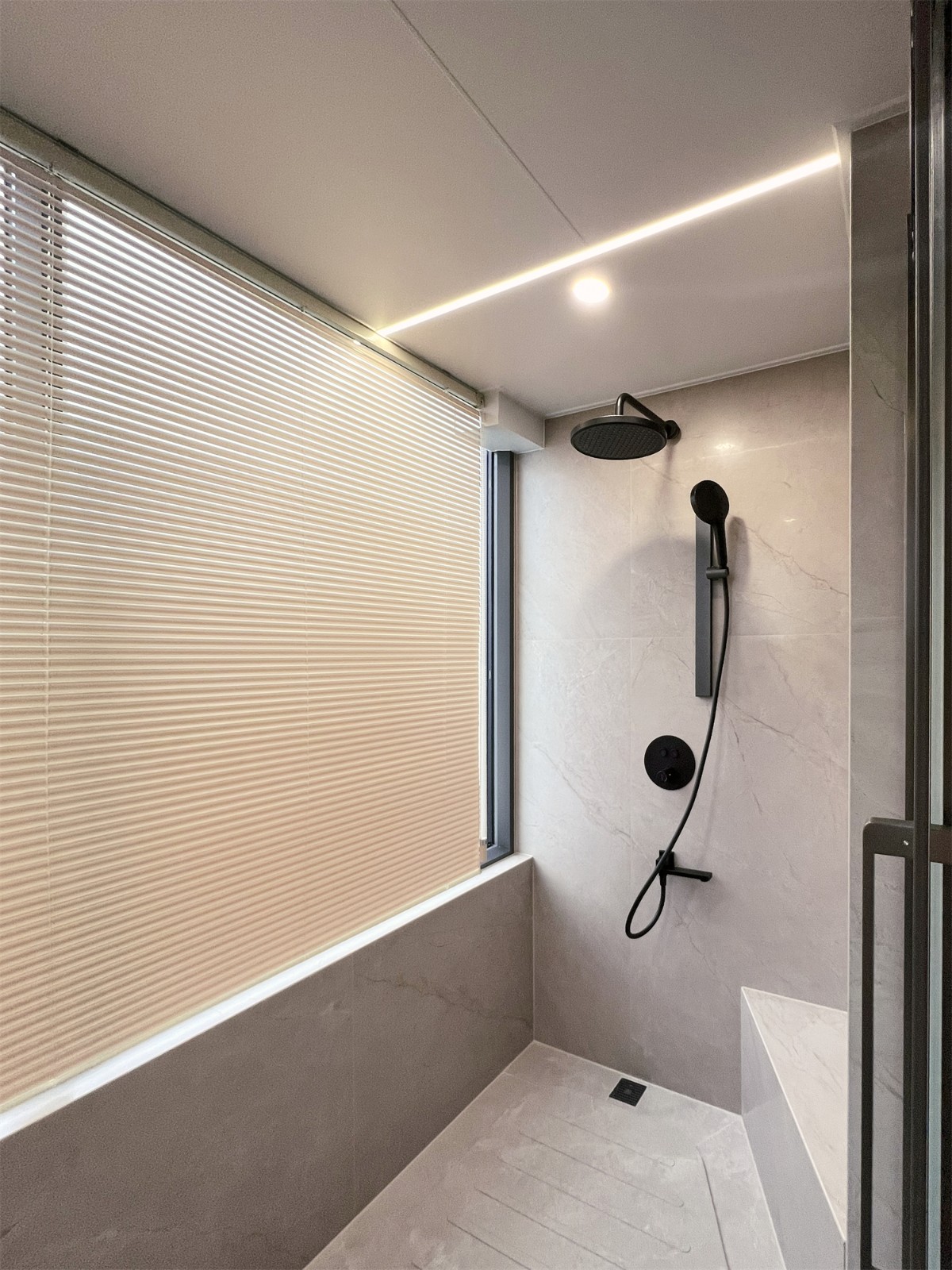 龍光玖瓏湖271平現(xiàn)代風(fēng)格衛(wèi)生間裝修實景圖