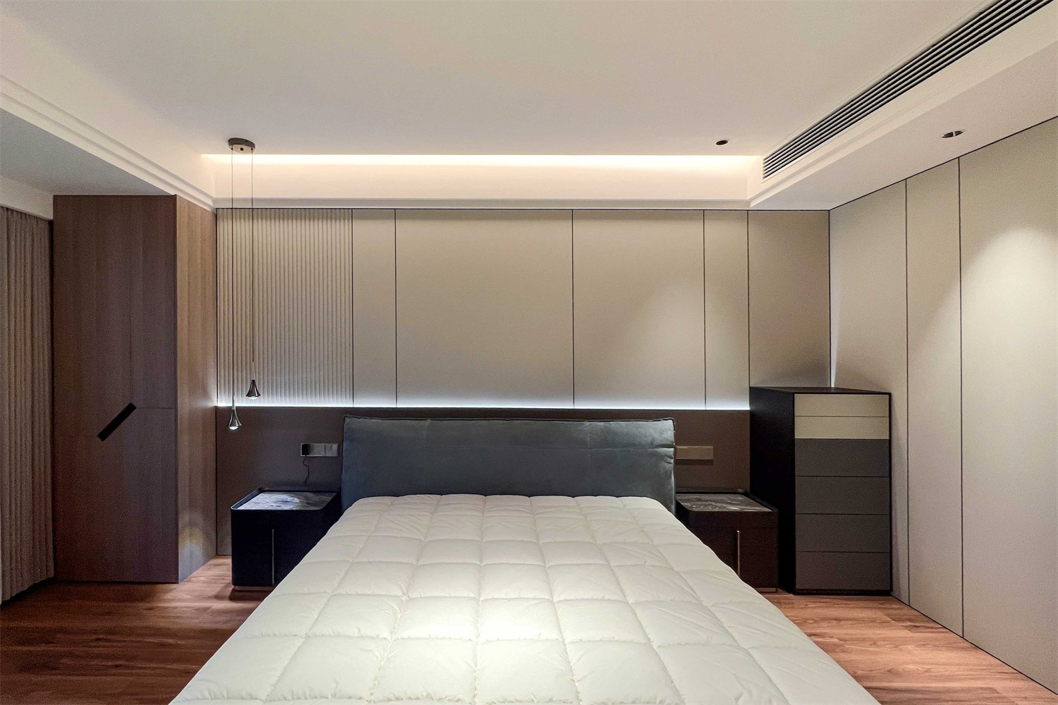 龍光玖瓏湖271平現(xiàn)代風(fēng)格臥室裝修實景圖