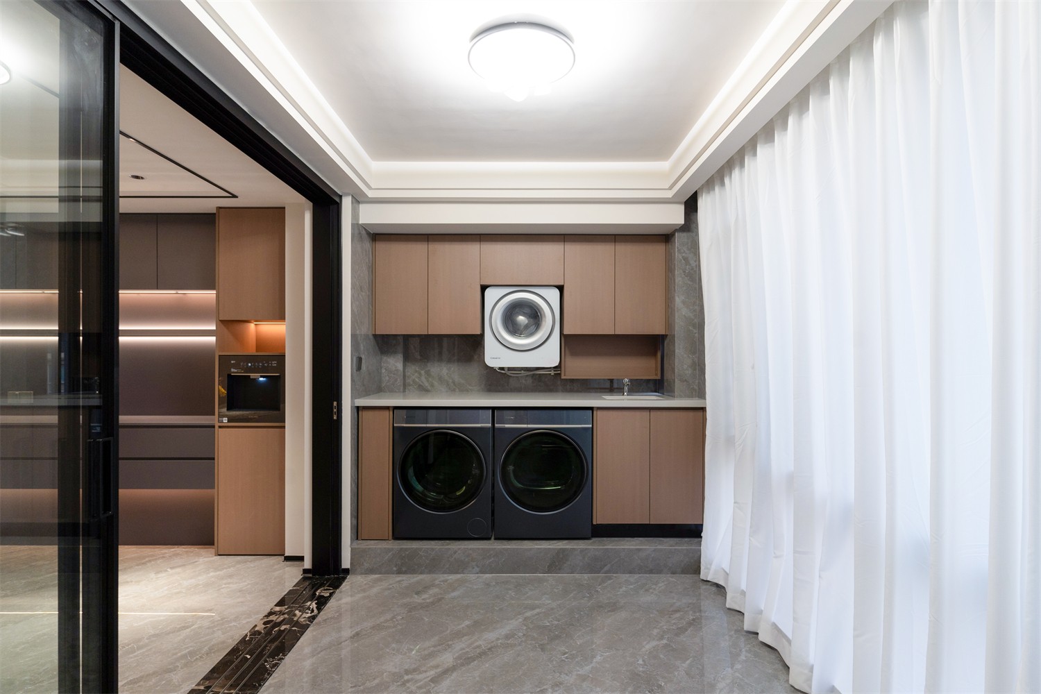 龍光玖瓏湖271平現(xiàn)代風(fēng)格餐廳裝修實景圖