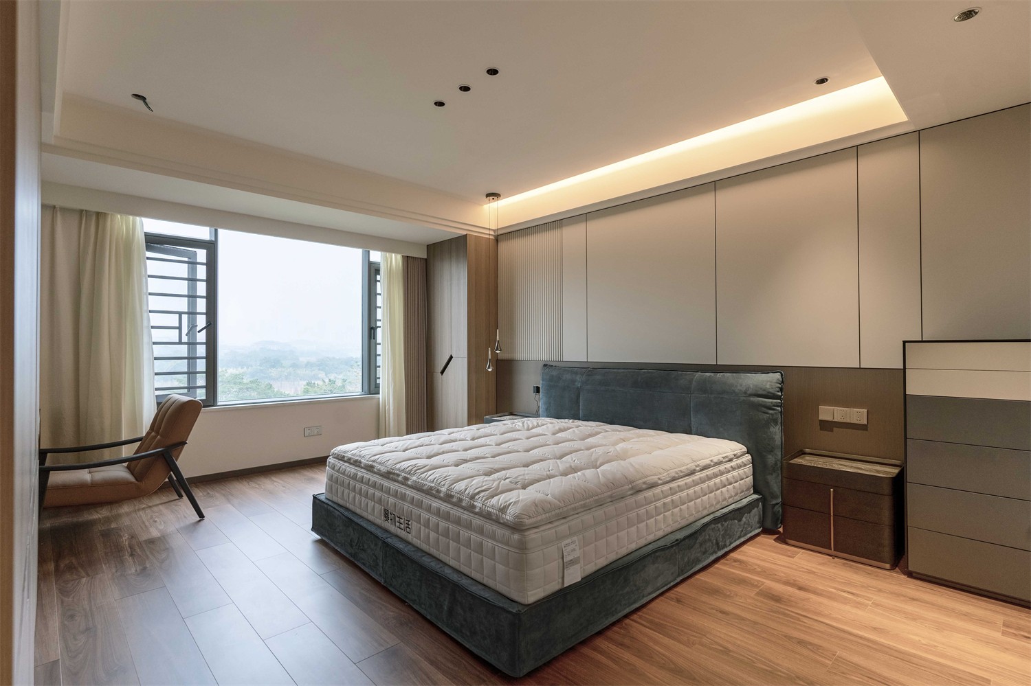 龍光玖瓏湖271平現(xiàn)代風(fēng)格臥室裝修實景圖