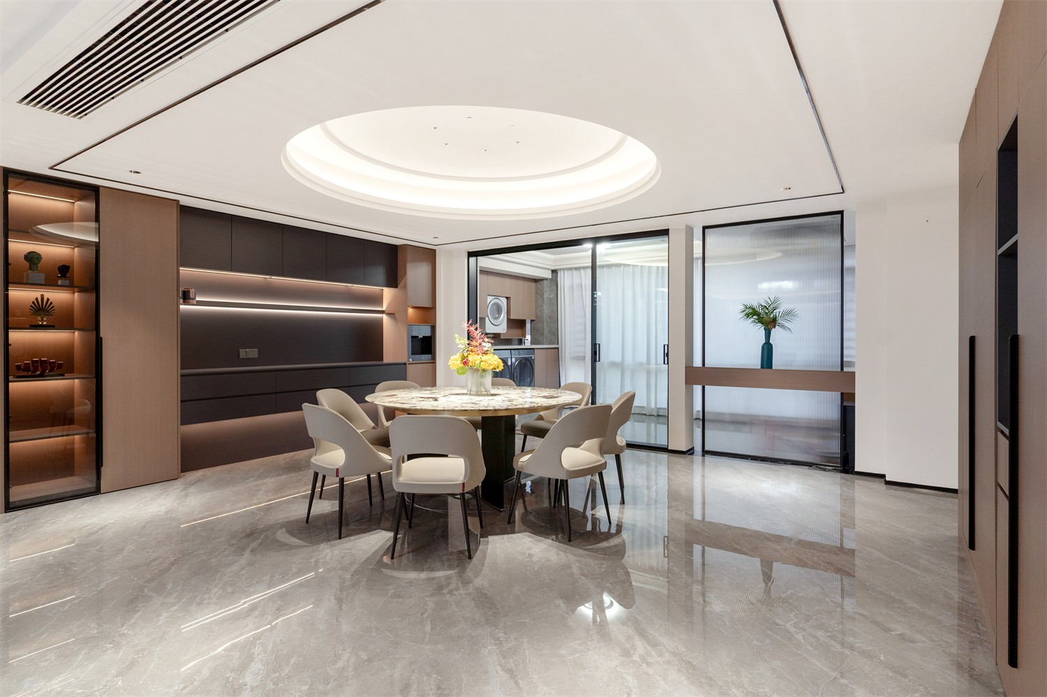 龍光玖瓏湖271平現(xiàn)代風(fēng)格餐廳裝修實景圖