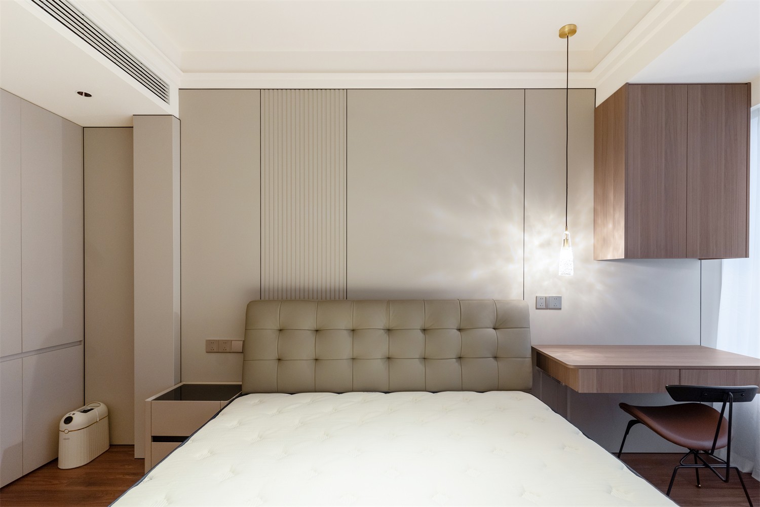 龍光玖瓏湖271平現(xiàn)代風(fēng)格臥室裝修實景圖