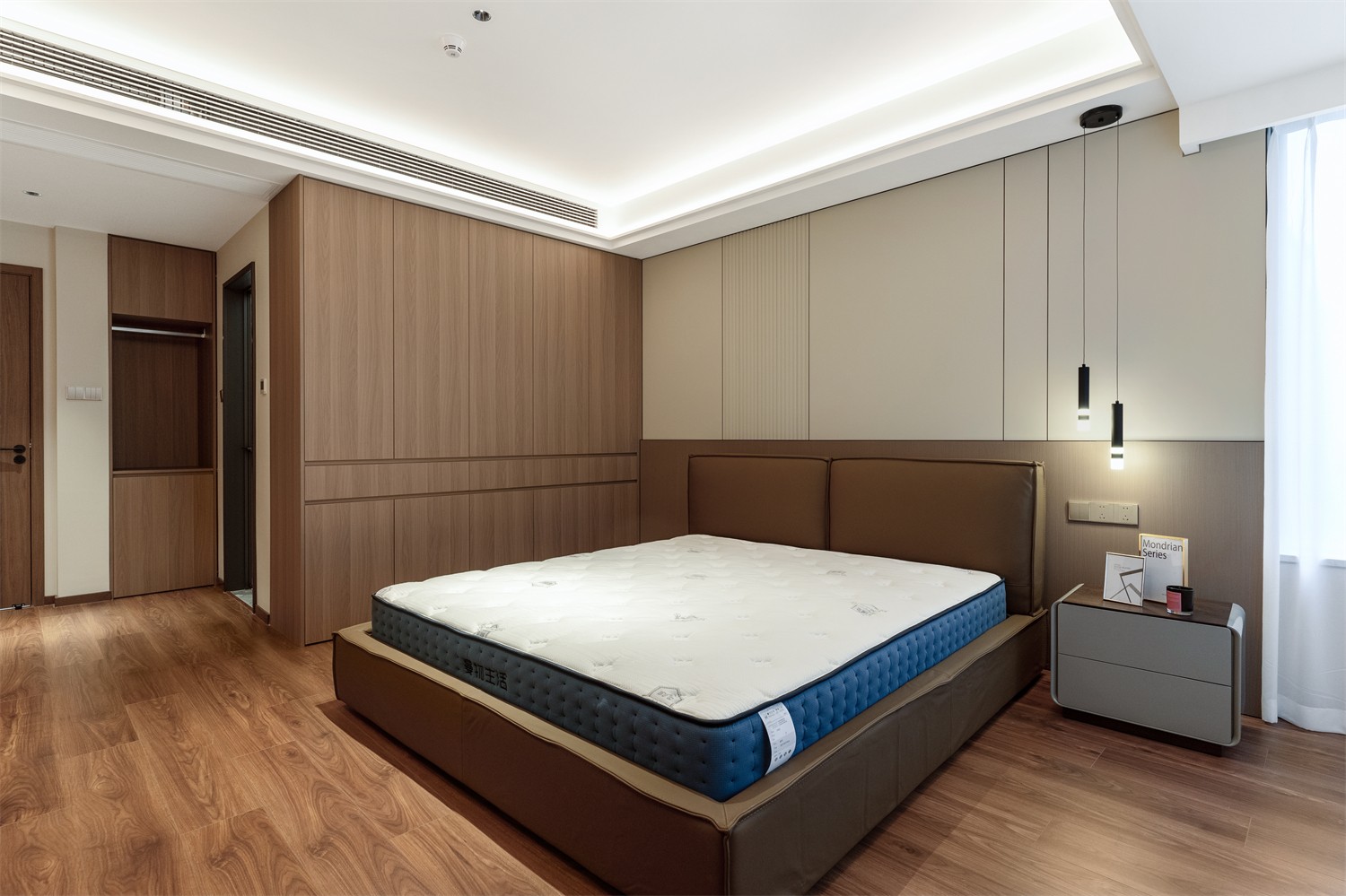 龍光玖瓏湖271平現(xiàn)代風(fēng)格臥室裝修實景圖