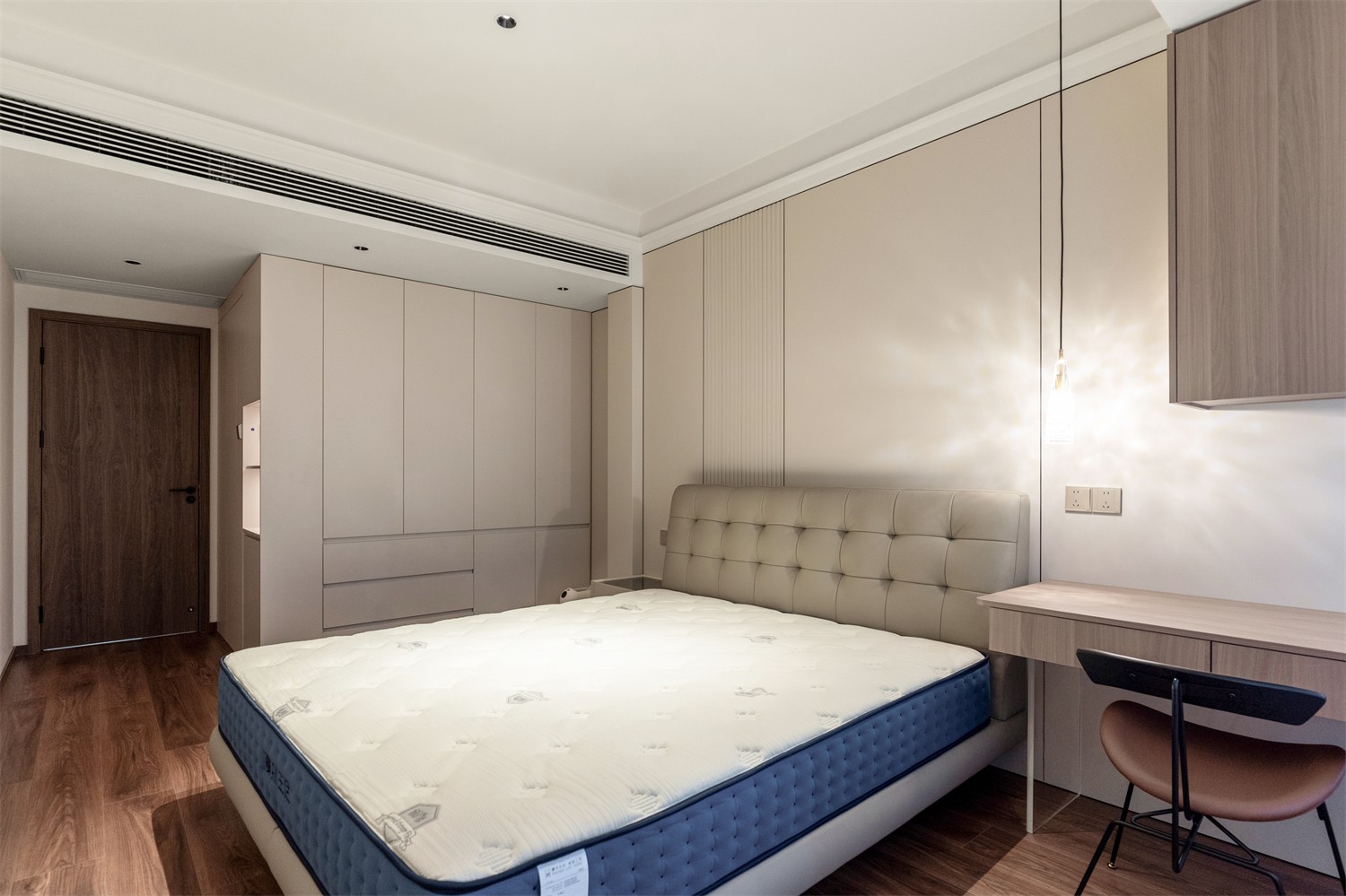 龍光玖瓏湖271平現(xiàn)代風(fēng)格臥室裝修實景圖