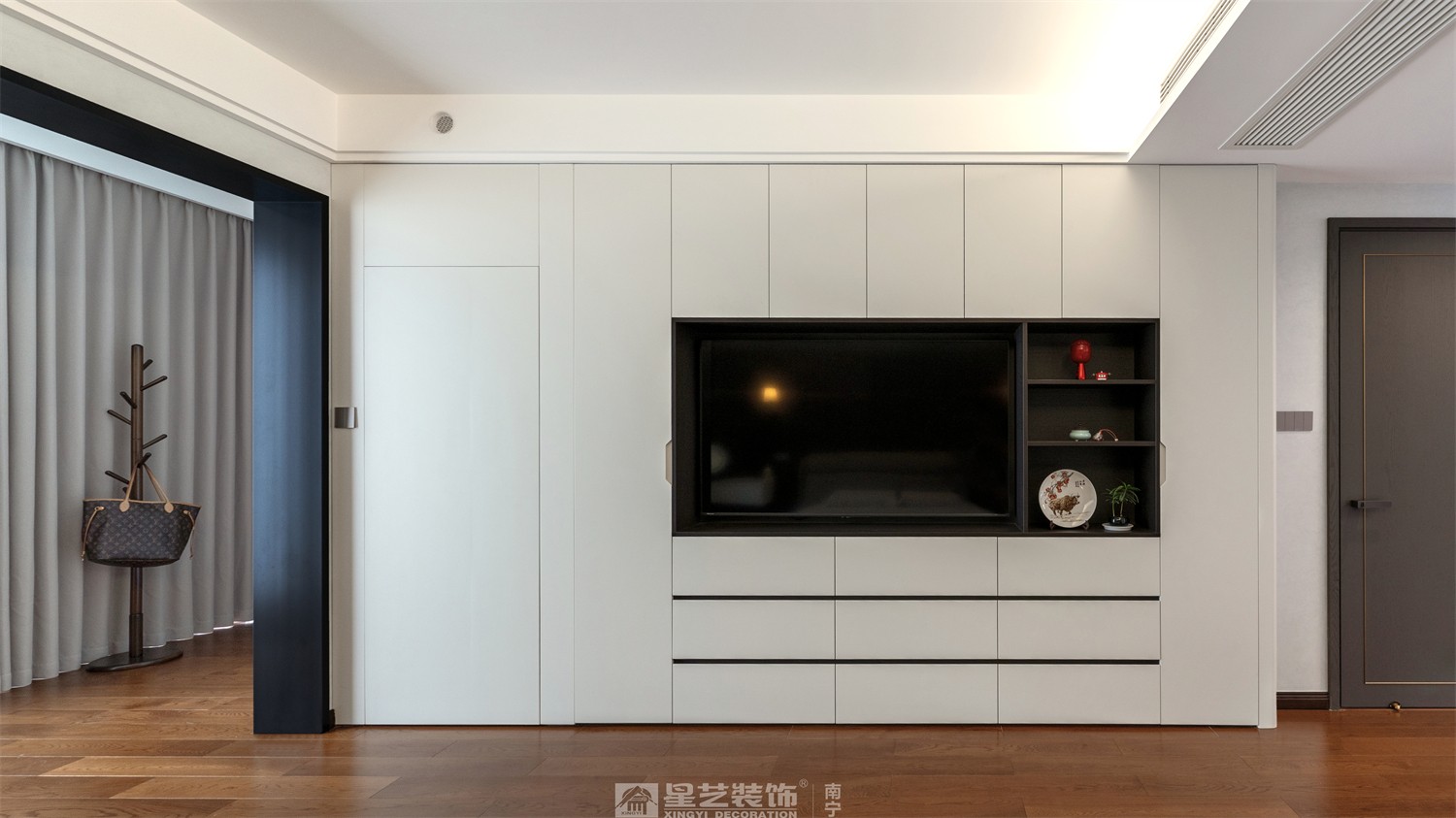 建發(fā)五象印月300平現(xiàn)代輕奢客廳裝修效果圖