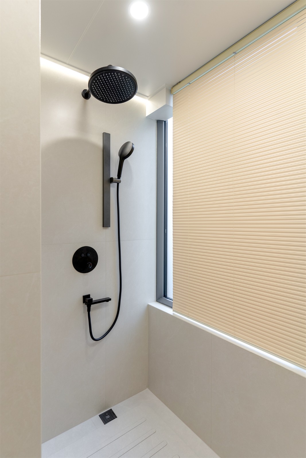 龍光玖瓏湖271平現(xiàn)代風(fēng)格衛(wèi)生間裝修實景圖