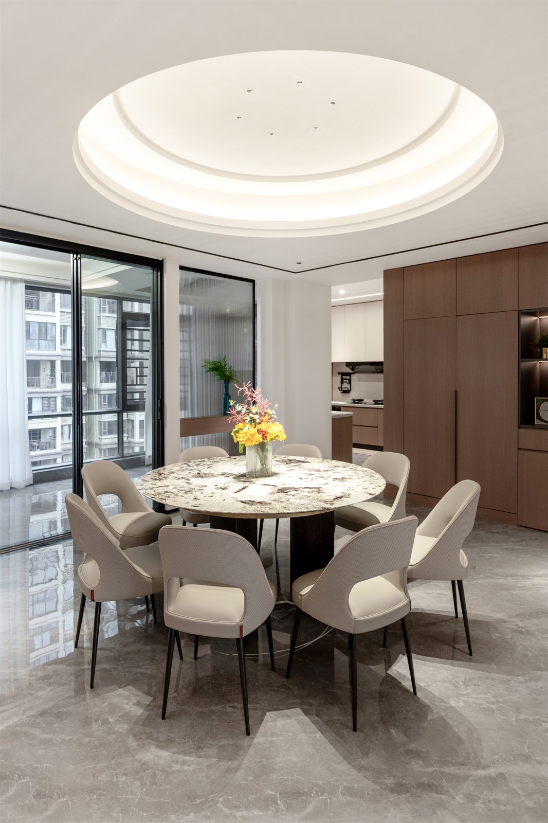龍光玖瓏湖271平現(xiàn)代風(fēng)格餐廳裝修實景圖