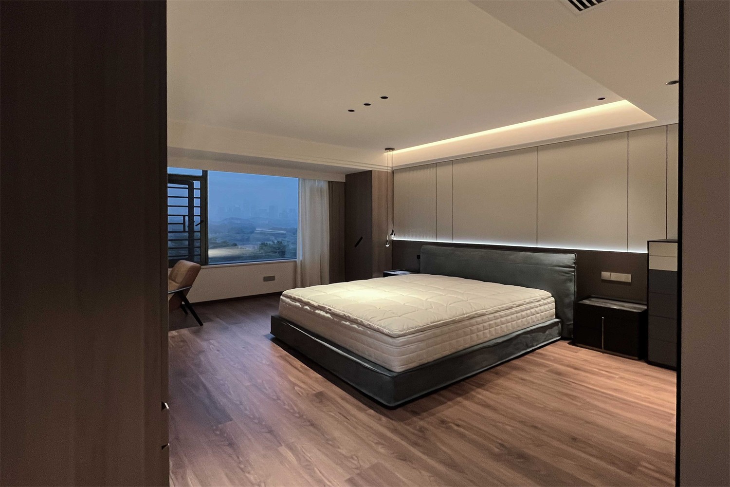 龍光玖瓏湖271平現(xiàn)代風(fēng)格臥室裝修實景圖