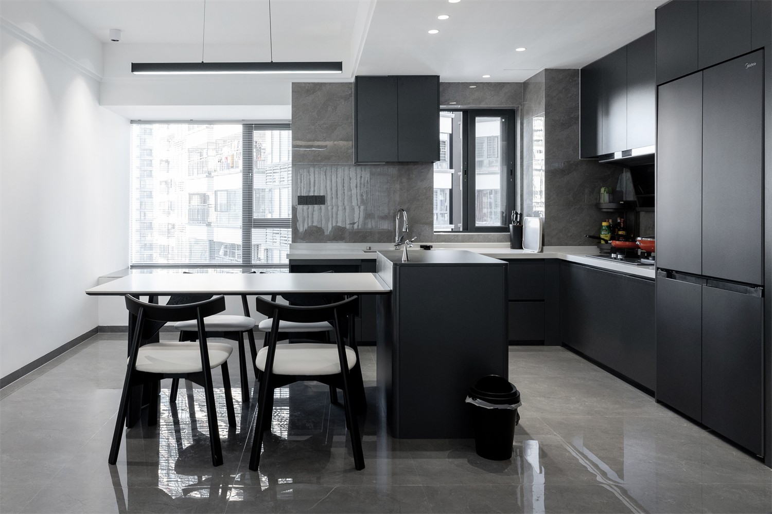 錦云湖光118平現(xiàn)代簡(jiǎn)約廚房裝修實(shí)景圖